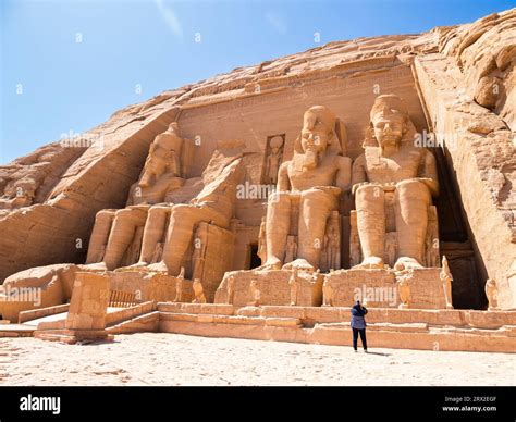 Le Grand Temple D Abu Simbel Avec Ses Quatre Statues Colossales De