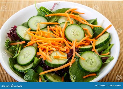 Cuenco Blanco De Ensalada Con Los Pepinos Y Las Zanahorias Fotografía