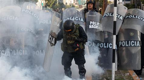 Policía lanza bombas lacrimógenas en Lima durante enfrentamientos con