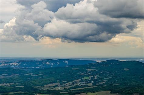 Nubes de lluvia sobre las montañas Foto Premium