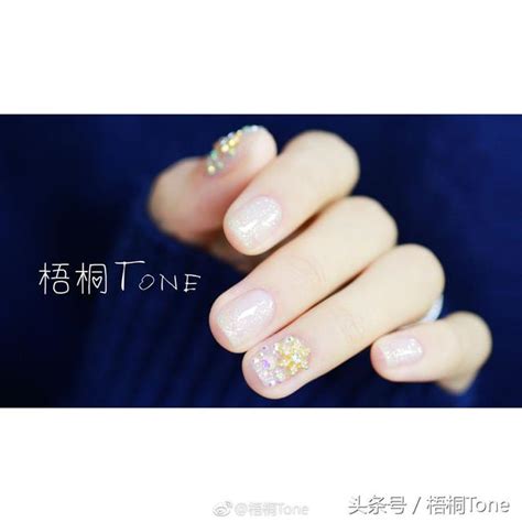 白色雪糕聖誕美甲~梧桐tone 美甲款式圖集 每日頭條