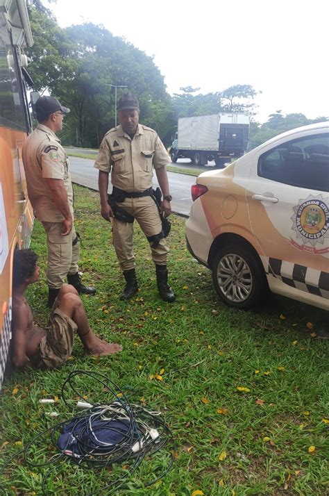 Guardas municipais de Belford Roxo prendem homem que furtava fiação de