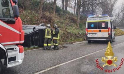 Villa D Adda Auto Ribaltata Intervengono I Vigili Del Fuoco Prima