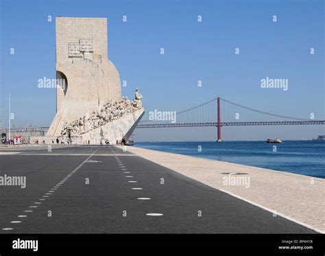 Monument To The Discoveries Padrao Dos Descobrimentos Statues Banque De