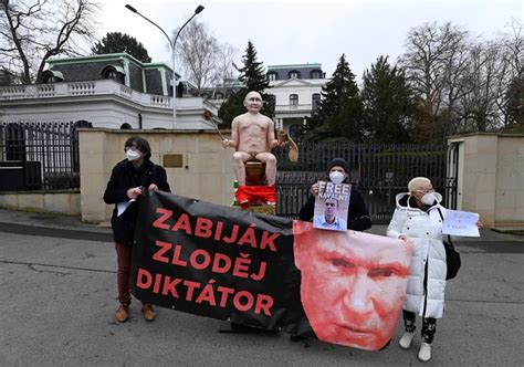 В Праге установили памятник Владимиру Путину (ВИДЕО)