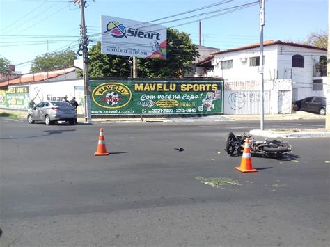 Casal fica ferido durante colisão entre moto e carro na Zona Norte de