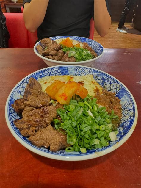 昨天說完要減肥 當天晚上去學校遇到同學： 同學：走啊去吃飯 ：好啊 我今天想吃清淡一點 同學：那吃旻哥（？ 今天早上上班 我爸打給我問我要不要