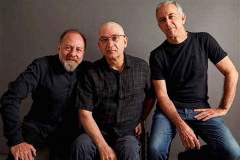 Paralamas do Sucesso revisita os clássicos em show no Teatro Guaíra