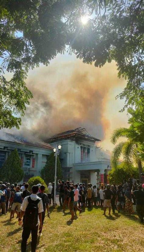 Demo Penambang Ricuh Kantor Bupati Pohuwato Dibakar Massa Go Pena