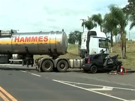 G Carreta Atravessa Pista Atinge Carro E Mata Motorista Na Br