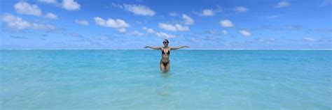 Chica modelo en bikini negro nada en el océano Foto Premium