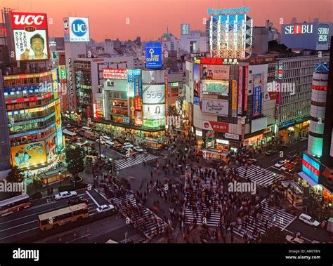 Los Peatones Llenando El Paso De Peatones En El Distrito De Shibuya De