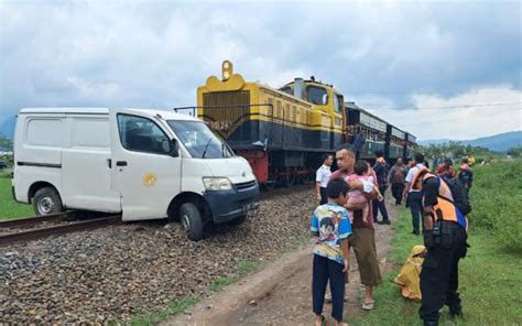 Terobos Pelintasan Tanpa Palang Minibus Tertabrak Ka Wisata Ambarawa