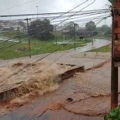 Córregos transbordam e Avenida Tereza Cristina e outras vias ficam