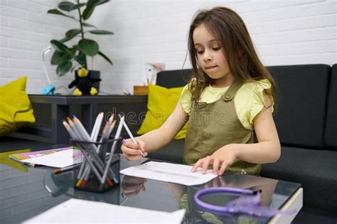 Bella Niña Dibujando Con Lápices De Colores En La Sala De Espera De Una