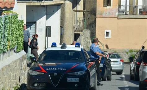 Cassano Donna Cade Dal Balcone Di Una Palazzina Di Tre Piani In