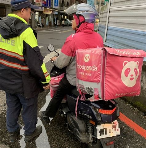 外送搶時送餐 違規騎乘新店警開單告發 一零一傳媒