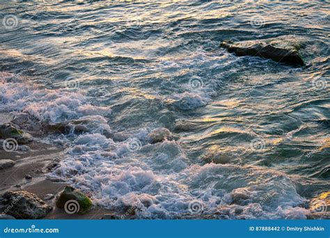 Ondas De Oceano Que Quebram Nas Rochas Na Praia Foto De Stock Imagem