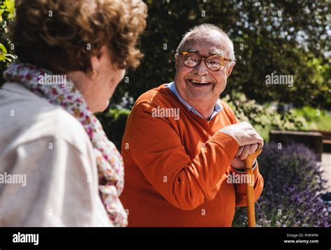 Couple Senior Assis Parc De Banc Banque De Photographies Et Dimages à