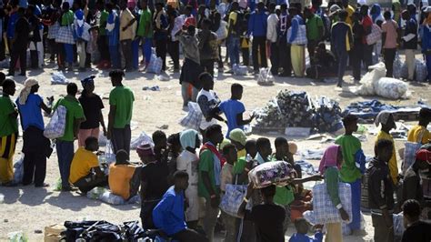 Nach Rekordandrang Fl Chtlinge Werden Von Lampedusa Aufs Festland Gebracht