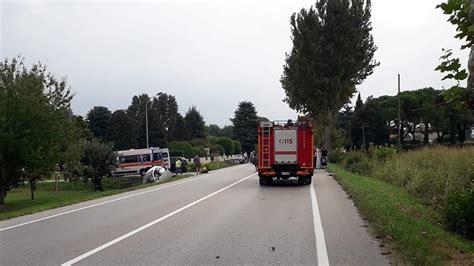 Carambola Fra Tre Mezzi Un Auto Vola Nel Fosso Ferito Soccorso Con L