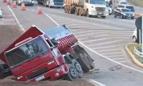 Caminhão Tomba Ao Acessar área De Escape Do Anel Rodoviário De Bh