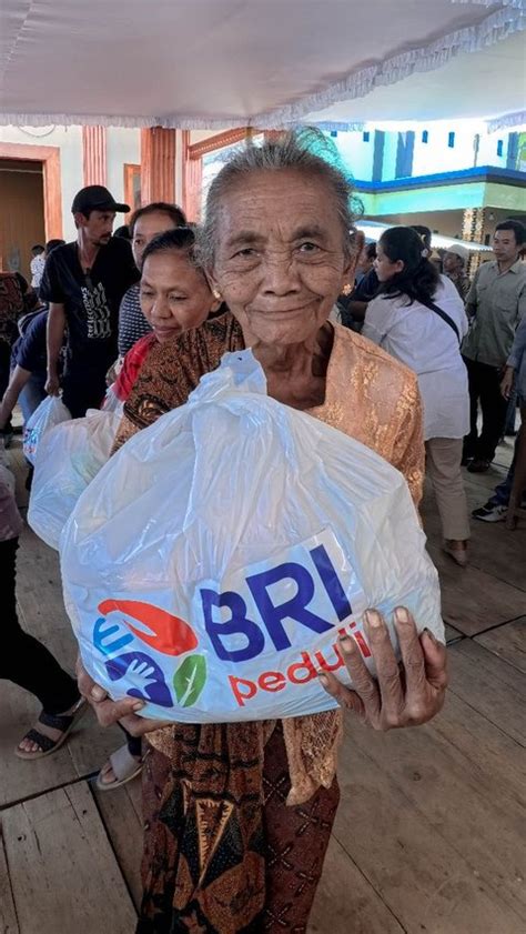 Waisak BRI Salurkan Bantuan Sarana Pra Sarana Vihara Bagikan Sembako