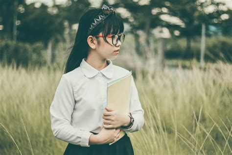 무료 이미지 잔디 도서 흐림 사람들 소녀 사진술 포도 수확 가을 아이 여름 아시아 사람 초상화 모델