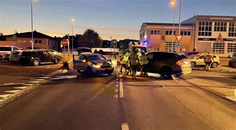 Einsiedeln Sz Lenkerin Nach Unfall Aus Auto Befreit