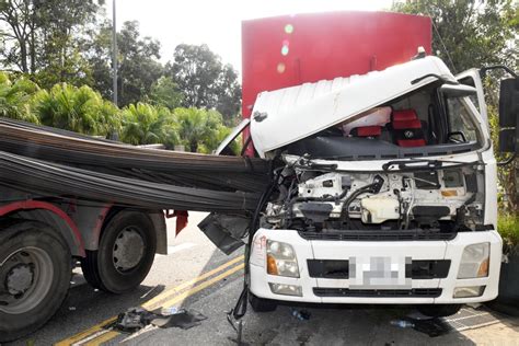 粉嶺密斗貨車撼貨車車尾 險遭大束鋼筋「萬箭穿心」 星島日報