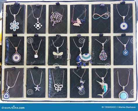 Colección De Joyas De Plata Para Mujeres En Una Cadena Foto de archivo