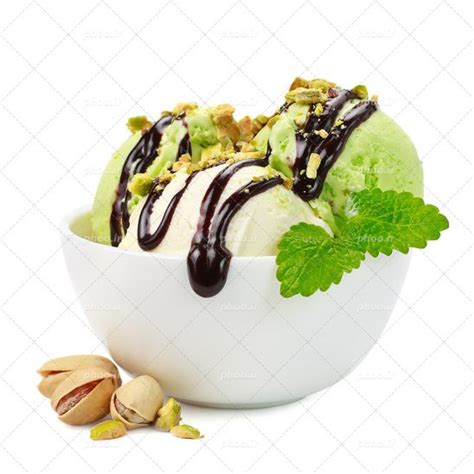 عکس با کیفیت بسیار زیبا سه اسکوپ بستنی با طعم پسته ای داخل ظرف سفید و