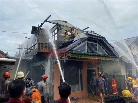 Ditinggal Bekerja Dua Unit Rumah Di Pontianak Hangus Terbakar