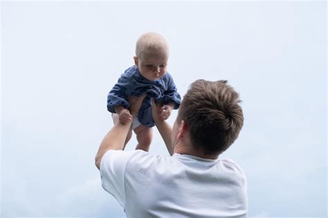 Retrato de joven padre abrazando a su pequeña hija Foto Premium