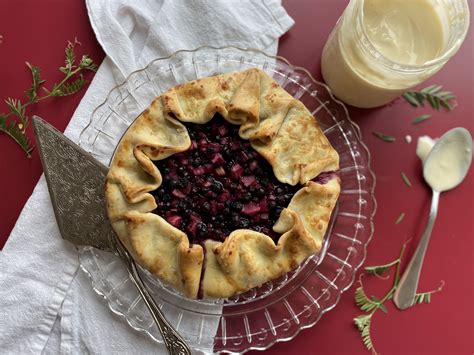 Tarte rustique aux bleuets à la rhubarbe et au miel Recettes Goûtez AT