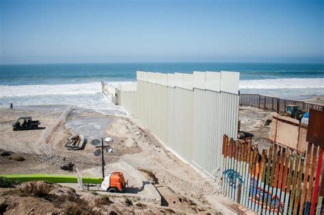 Avanza construcción de muro fronterizo en Playas de Tijuana ESQUINA 32