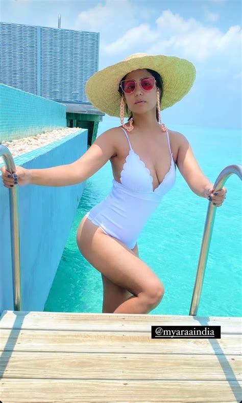 Hina Khan In Bikini Takes Internet By Storm Looks Hot And Sexy In