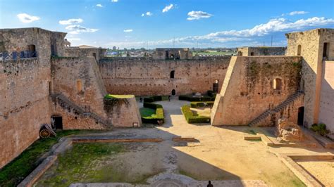 El pueblo de Huelva dentro de un recinto amurallado islámico con un