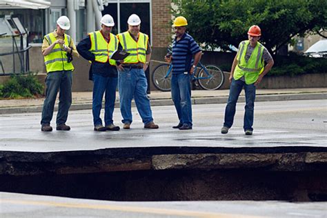 Milwaukee Sinkhole That Gobbled Car Stoplight Will It Grow