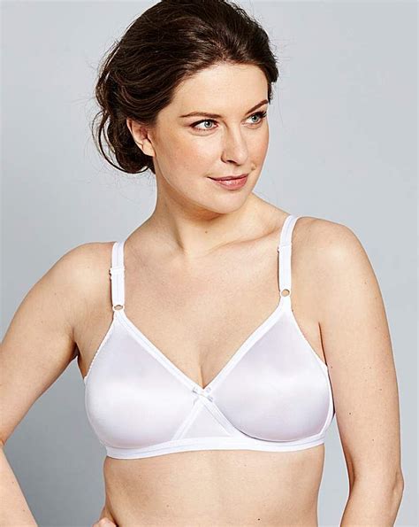 Great Value Pack Of Four Bras Non Wired Non Padded Moulded Seam Free Full Cups White Bras