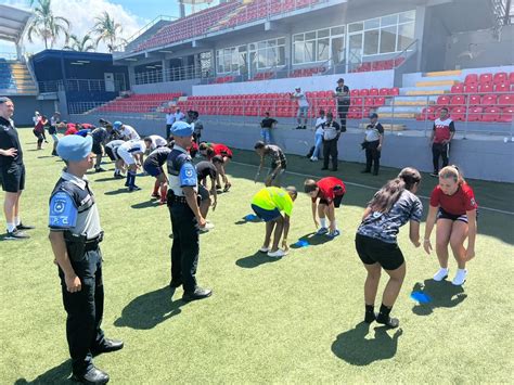 Entregan implementos deportivos a niños en El Chorrillo En Segundos