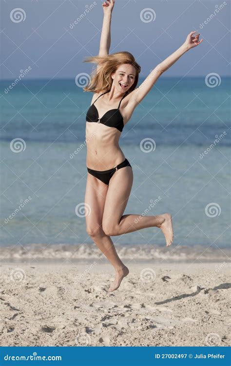 Mujer Con El Bikini Que Salta Feliz En El Retrato De La Playa Imagen De Archivo Imagen De Agua