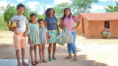 Fam Lia Sert O Mamoeiro E Sert O Mamoeiro Visita Dona Quin A