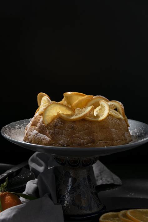 Bolo De Laranja Tradicional Caseiro Fundo Escuro Imagem De Stock