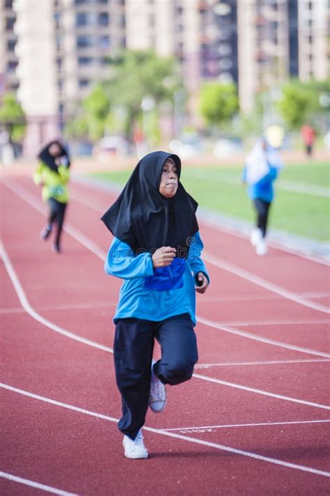 Girl running on track editorial stock image. Image of fight - 53913809