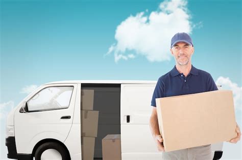 Imagen Compuesta De Feliz Repartidor Hombre Sujetando Una Caja De