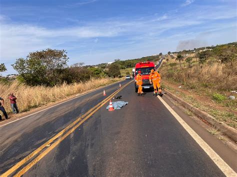 Jovem Morre Ap S Bater De Frente Caminh O Ao Empinar Moto Na Br