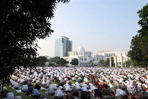 Ribuan Umat Muslim Laksanakan Shalat Id Di Masjid Al Azhar