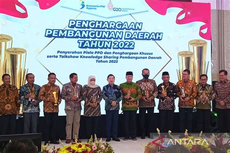 Bappenas Berikan Penghargaan Kepada Pemerintah Daerah Berprestasi