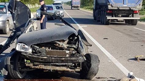 Mașină ruptă în două într un grav accident Polițiștii s au îngrozit